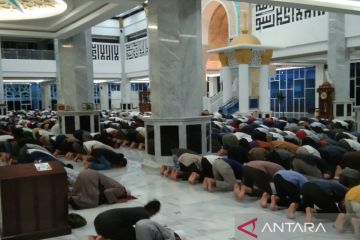 Ribuan umat Muslim Shalat Tarawih berjamaah di Kendari