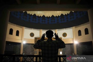 Shalat Tarawih malam pertama bulan Ramadhan di berbagai daerah