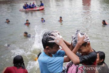 Tradisi keramas bersama menjelang bulan suci Ramadhan