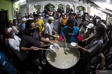 Kerinduan perantau lahirkan tradisi pembagian bubur samin di Jayengan