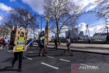 Kostum unik peserta London Landmarks Half Marathon 2022