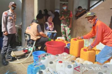 Polisi-TNI di Kaltim kawal penyaluran 2.000 liter minyak goreng curah