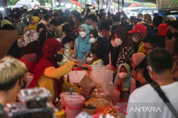 Riuh pasar takjil di berbagai kota