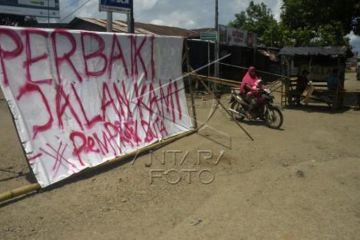 Protes Jalan Rusak Di Gowa