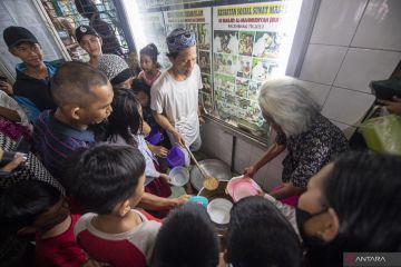 Tradisi Bubur Sop Masjid Suro 