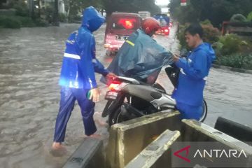 Hujan deras, jalan D.I Panjaitan tergenang banjir
