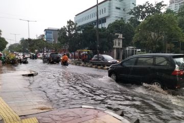 Jalan Tanjung Duren Raya Jakbar tergenang 15 cm akibat hujan deras