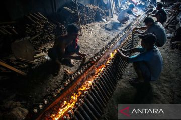 Produksi lemang bambu yang jadi makanan khas berbuka puasa