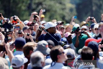 Aksi Tiger Woods di turnamen golf The Masters