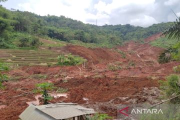 Seorang petani lansia selamat setelah terseret longsor di Garut