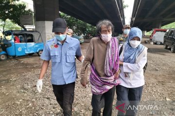 Satpol PP jaring gelandangan dan manusia gerobak di kawasan Grogol