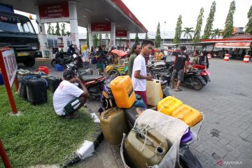 Nelayan antre membeli solar di Pasuruan