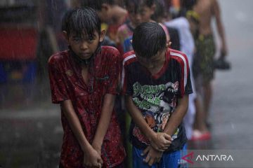 Meski turun hujan, sejumlah warga antre pembagian takjil gratis
