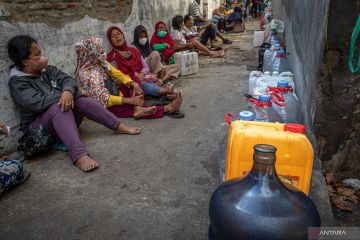 Antrean warga untuk membeli minyak goreng curah