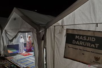 Shalat Tarawih penyintas Gunung Semeru