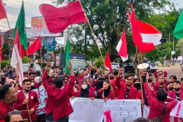 Mahasiswa unjuk rasa kenaikan harga kebutuhan pokok di DPRD Sumbar