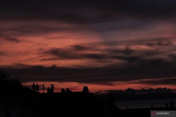 NGABUBURIT DI PESISIR PANTAI LLBK KUPANG