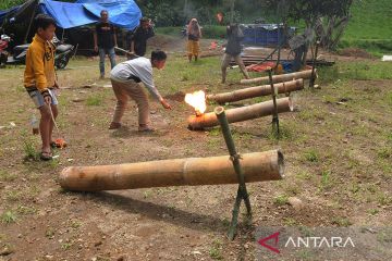 Serunya bermain meriam bambu di lereng Gunung Merbabu