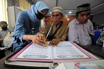 Mengaji dengan bantuan Al Quran Braille digital