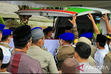 Jenazah almarhum Hudarni Rani tiba di rumah duka, selanjutnya dibawa ke majid Muhajirin untuk di Salatkan