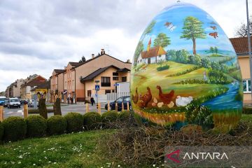 Telur Paskah raksasa dipajang di kota Bjelovar Kroasia