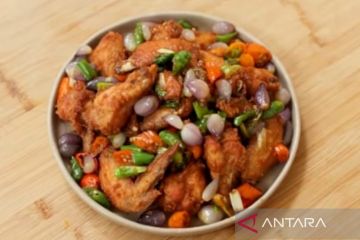 Resep sayap ayam goreng dengan oseng bawang