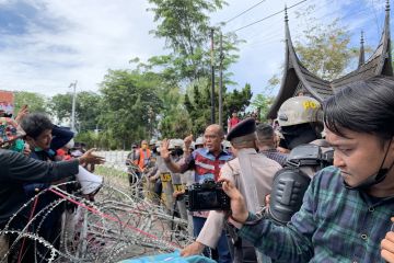 Mahasiswa sampaikan delapan tuntutan saat unjuk rasa di DPRD Sumbar