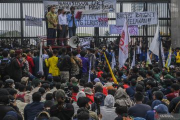 Kemarin, demo di Parlemen hingga PDIP jadi partai pengayom