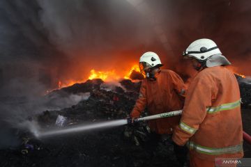 Kebakaran di pergudangan Margomulyo Permai, Surabaya