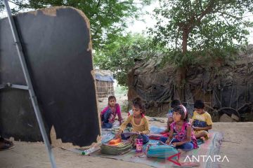 Sekolah darurat bagi anak-anak dari permukiman kumuh di New Delhi