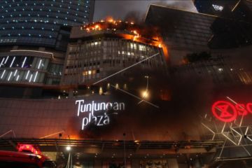 Tunjungan Plaza Surabaya terbakar