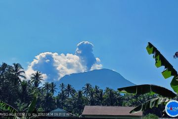 Gunung Ibu di Maluku Utara melontarkan abu tebal setinggi 800 meter