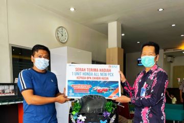 BNI serahkan hadiah sepeda motor Honda PCX ke nasabah Sintang