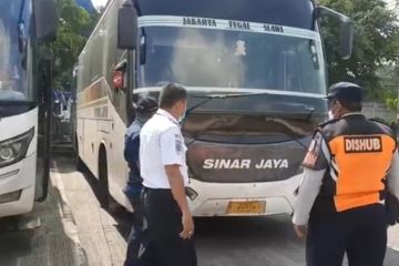 Terminal Kampung Rambutan juga uji kelayakan puluhan bus