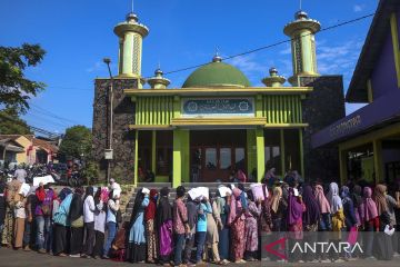 Meski harus kepanasan dan berdesakan, warga tetap antre BLT minyak goreng di Ciamis