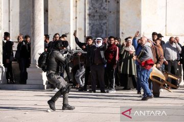 Bentrokan pasukan Israel dengan pengunjuk rasa Palestina di kompleks Masjid Al-Aqsa