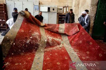 Warga Palestina bersihkan masjid Al Aqsa seusai diserbu militer Israel