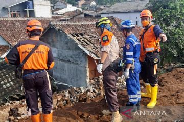 Sekeluarga di Kota Sukabumi tertimbun longsor, satu korban kritis