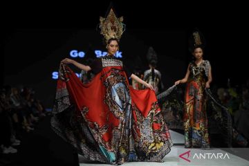 Busana Gee Batik karya Sugeng Waskito di IFW 2022