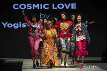 Busana Cosmic Love karya Yogiswari Pradjanti di IFW 2022