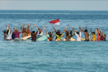 Atraksi Kartini berselancar di Kuta