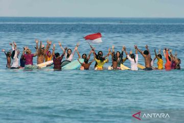 Komunitas Putri Ombak adakan selancar berkebaya di Pantai Kuta