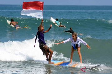 Perempuan berkebaya berselancar di Pantai Kuta sambut Hari Kartini