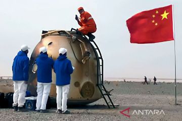 Awak Shenzhou-13 kembali ke bumi setelah catat rekor terlama di orbit