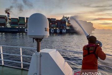 Basarnas Banda Aceh padamkan kebakaran kapal kontainer