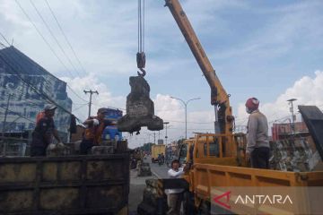 Petugas tutup empat putar balik kendaraan di Pasar Tegal Gubug Cirebon
