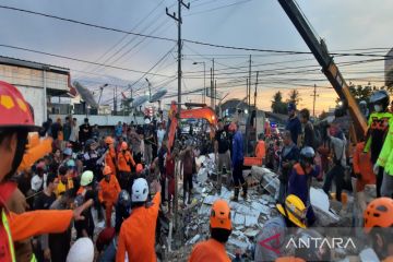 15 orang terjebak bangunan minimarket ambruk di Banjar Kalsel