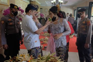 Tahanan melangsungkan pernikahan di Polresta Denpasar