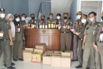 Satpol PP sita ratusan botol miras di Koja Jakarta Utara