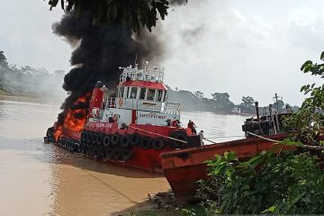 Seorang tewas akibat kapal tugboat terbakar di Sungai Batanghari